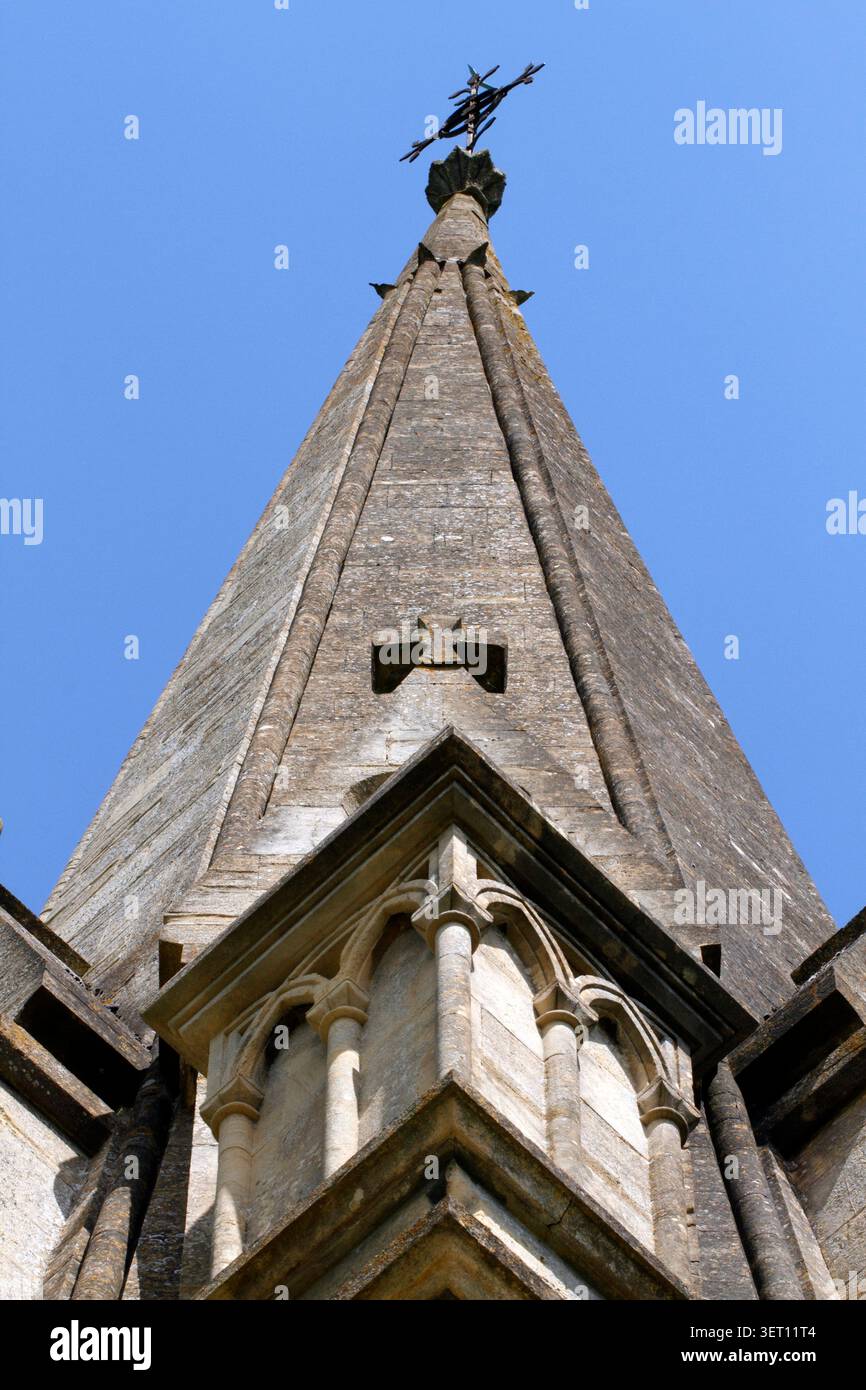 Verdrehter Turm im oberen Teil, St Marys Church, Batsford, UK 1808. Stockfoto