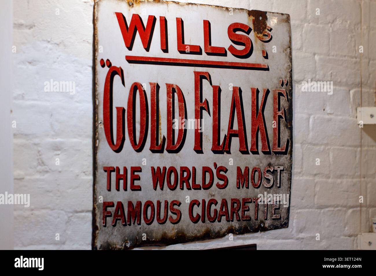 Vintage oder Antique Wills Gold Flake Zigarettenschild. Emaille Stockfoto