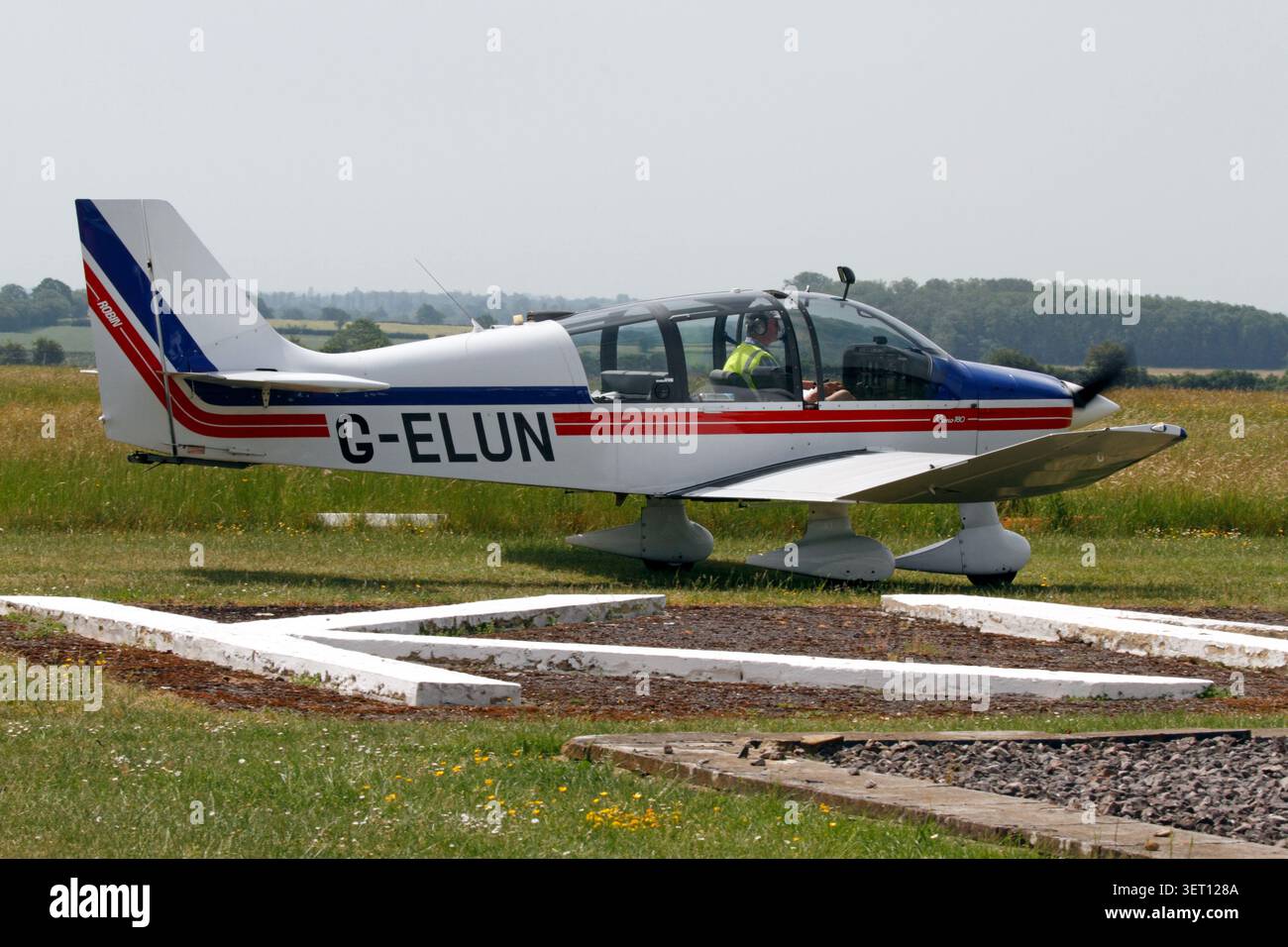 REMO 180, ROBIN DR400 180R, G-ELUN, 180 REGENT. Robin DR-400-180R Remorqueur Stockfoto