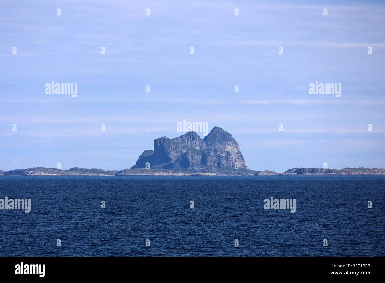 Blick auf die fantastischen Felsen der Insel Traena, Norwegen Stockfoto