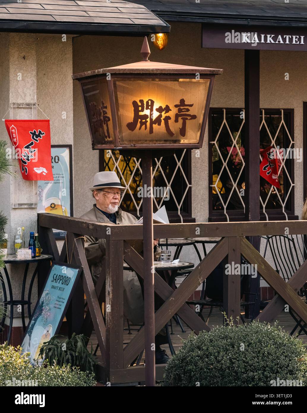 Mitarbeiter vor dem Kaikatei-Café im Maruyama-Park während der Kirschblüte in Kyoto, Japan. Stockfoto