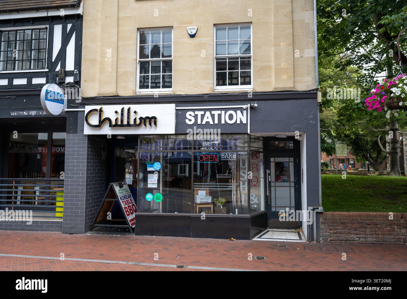 Die Außenfassade der Chillim Station, ein koreanisches BBQ-Restaurant mit Sushi-Tisch auf St. Mary's Butts in Reading, Berkshire, Großbritannien. Stockfoto