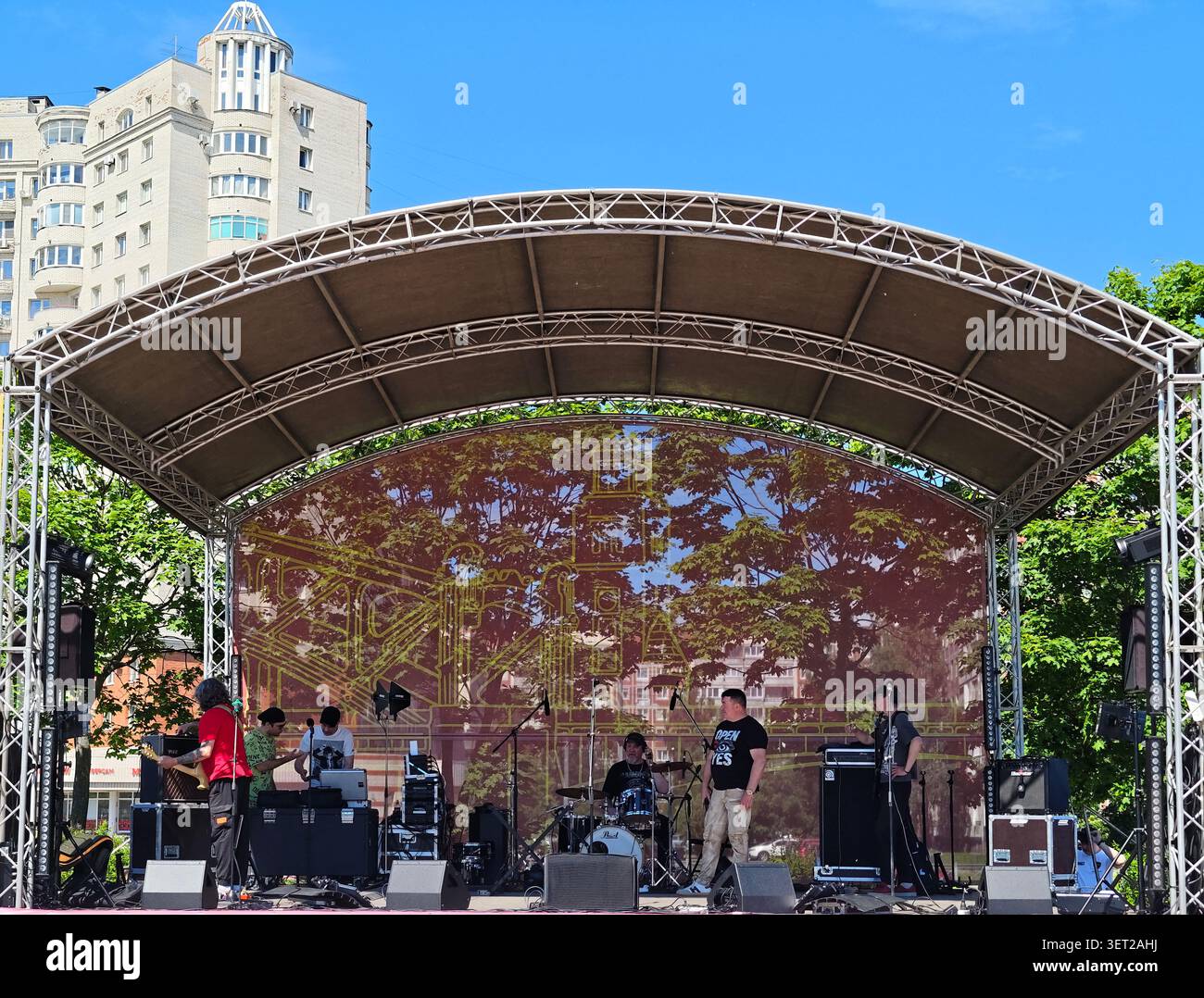 20. Juni 2026, St. Petersburg, Bezirk Krasnogwardeiski, Russland. Malinovka Park, Jugendtag. Eine Band ist tagsüber auf der Bühne und stimmt ihre Instrumente Stockfoto