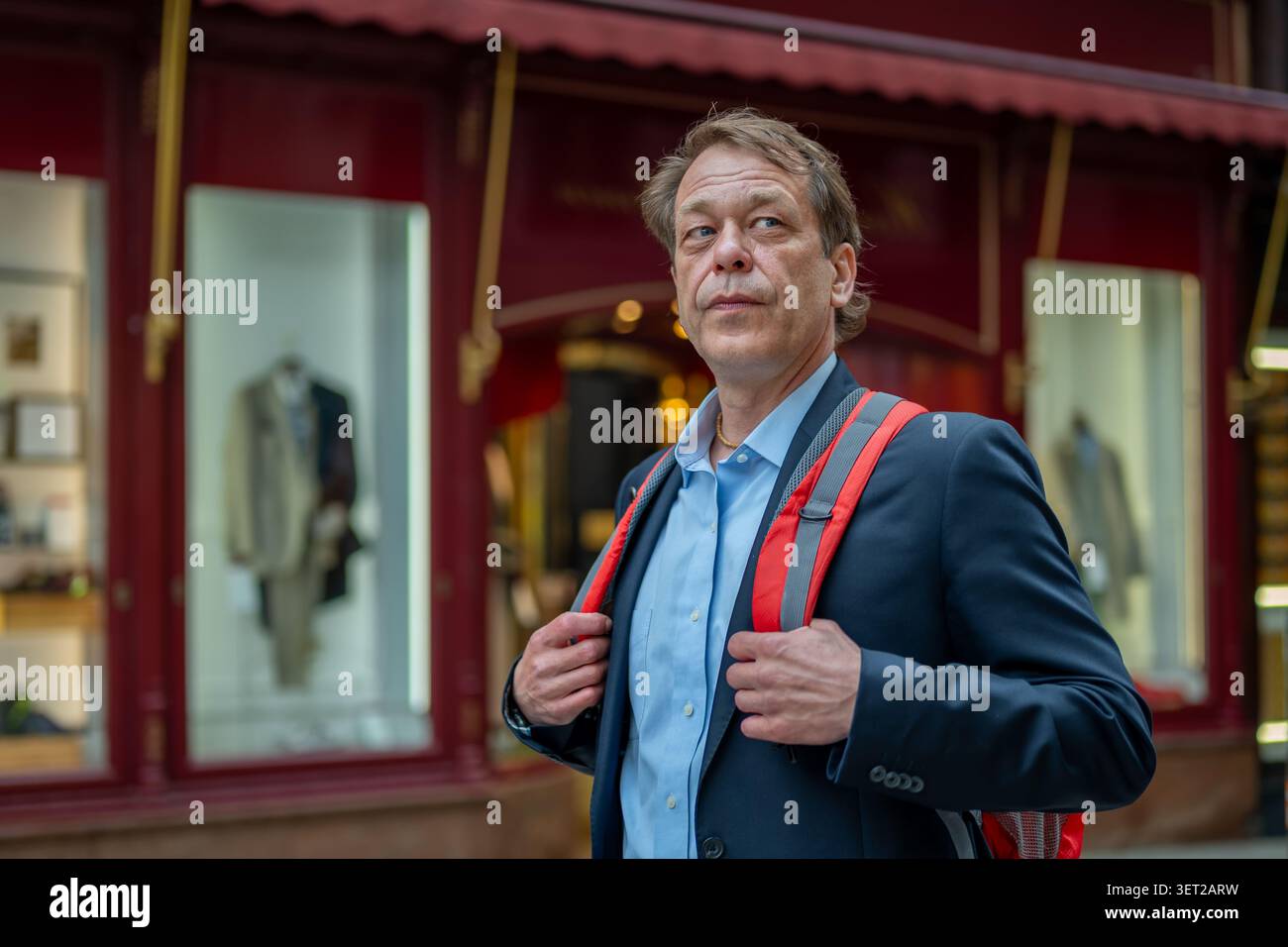 Porträt eines 50-jährigen Mannes im Geschäftsstil in einer Stadt. Stockfoto