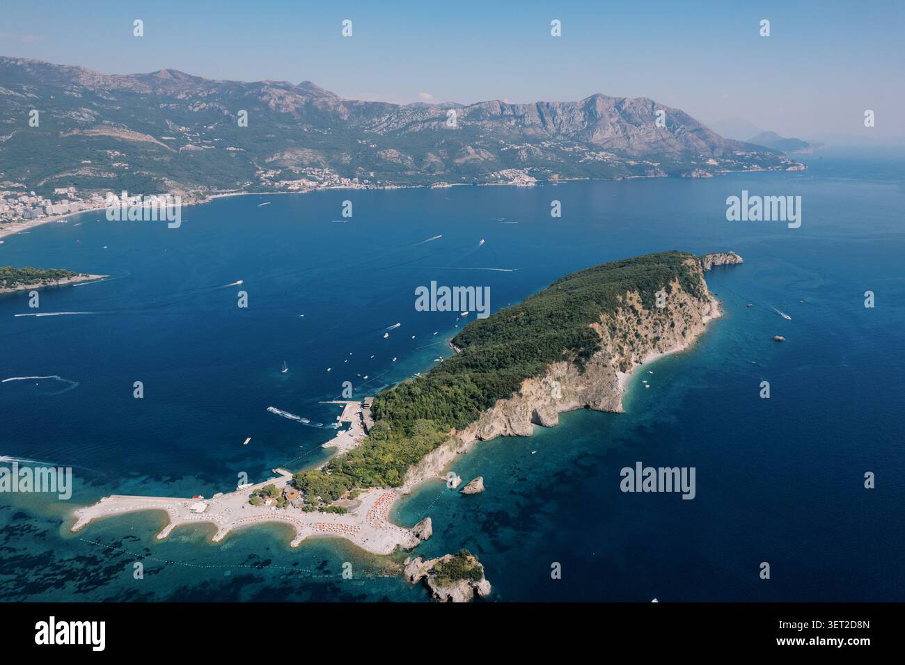 Luftaufnahme der Insel Sveti Nikola und der Budva-Küste in Montenegro Stockfoto