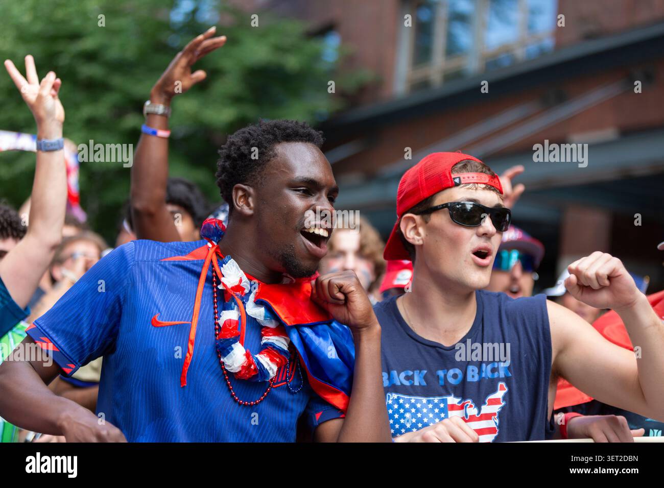 Fans ziehen am Freitag, den 19. Juni 2026, durch die Innenstadt von Seattle, um das Spiel der FIFA-Weltmeisterschaft zwischen den USA und Australien zu feiern. Stockfoto