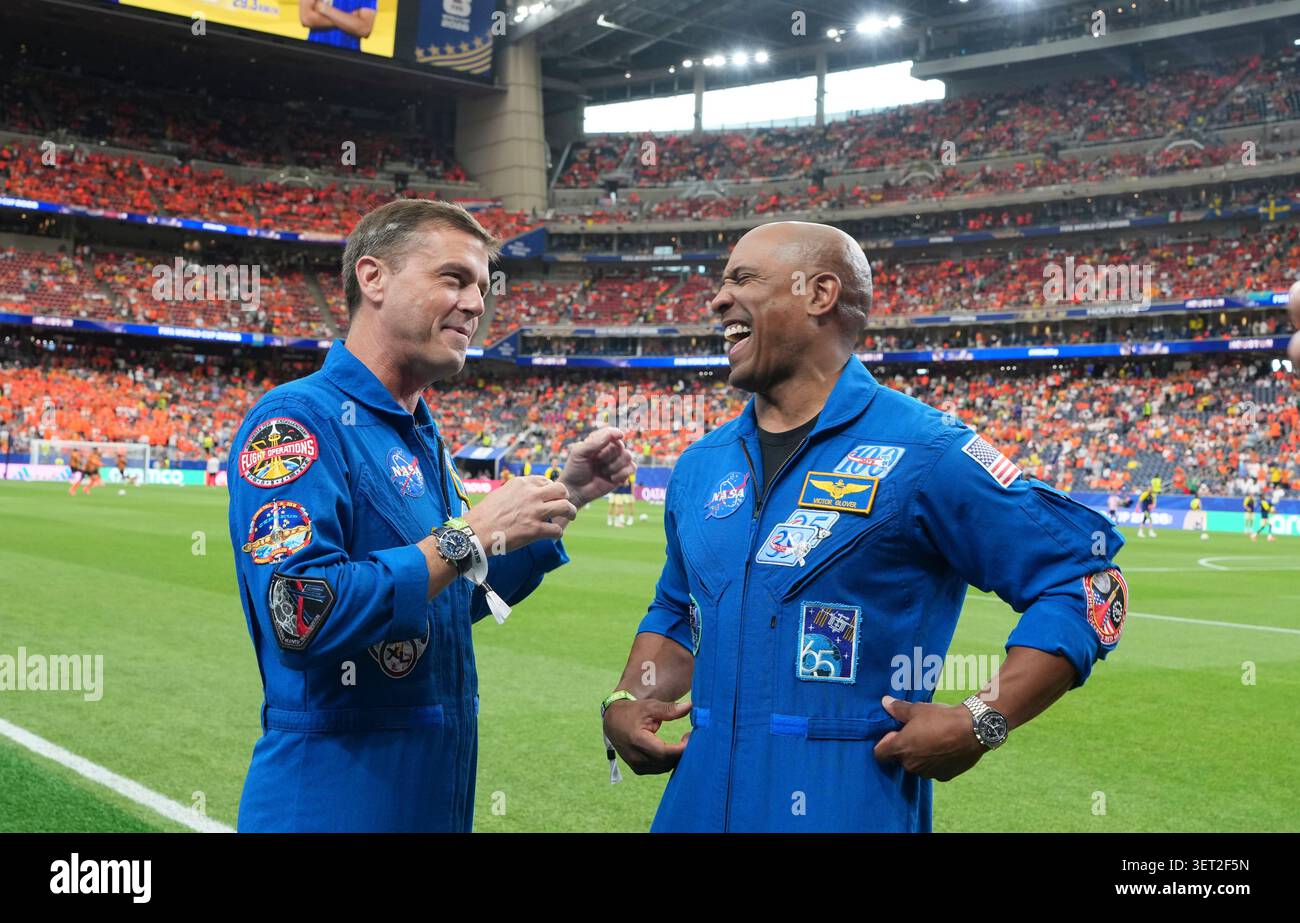 Houston, USA. Juni 2026. NASA-Astronauten Reid Wiseman (L) unterhält sich mit Victor Glover vor dem Spiel der Gruppe F zwischen den Niederlanden und Schweden bei der FIFA-Weltmeisterschaft 2026 im Houston Stadium in Houston, USA, am 20. Juni 2026. Quelle: Xiao Yijiu/Xinhua/Alamy Live News Stockfoto