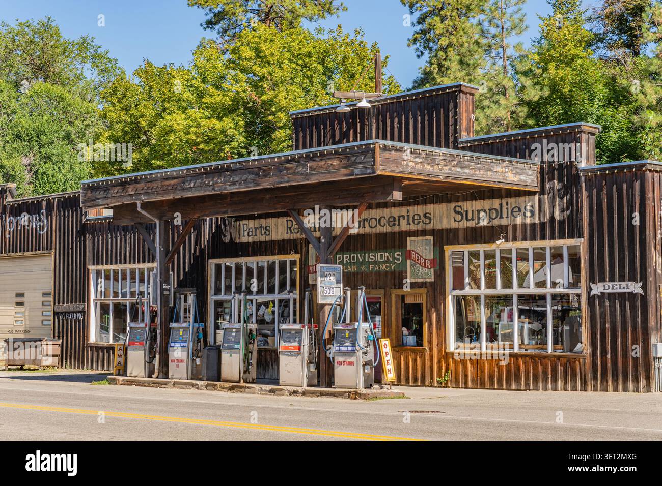 Winthrop, WA, USA-22. August 2025: Hauptstraße in der Innenstadt in einer charmanten Kleinstadt mit Cowboy-Thema. Stockfoto