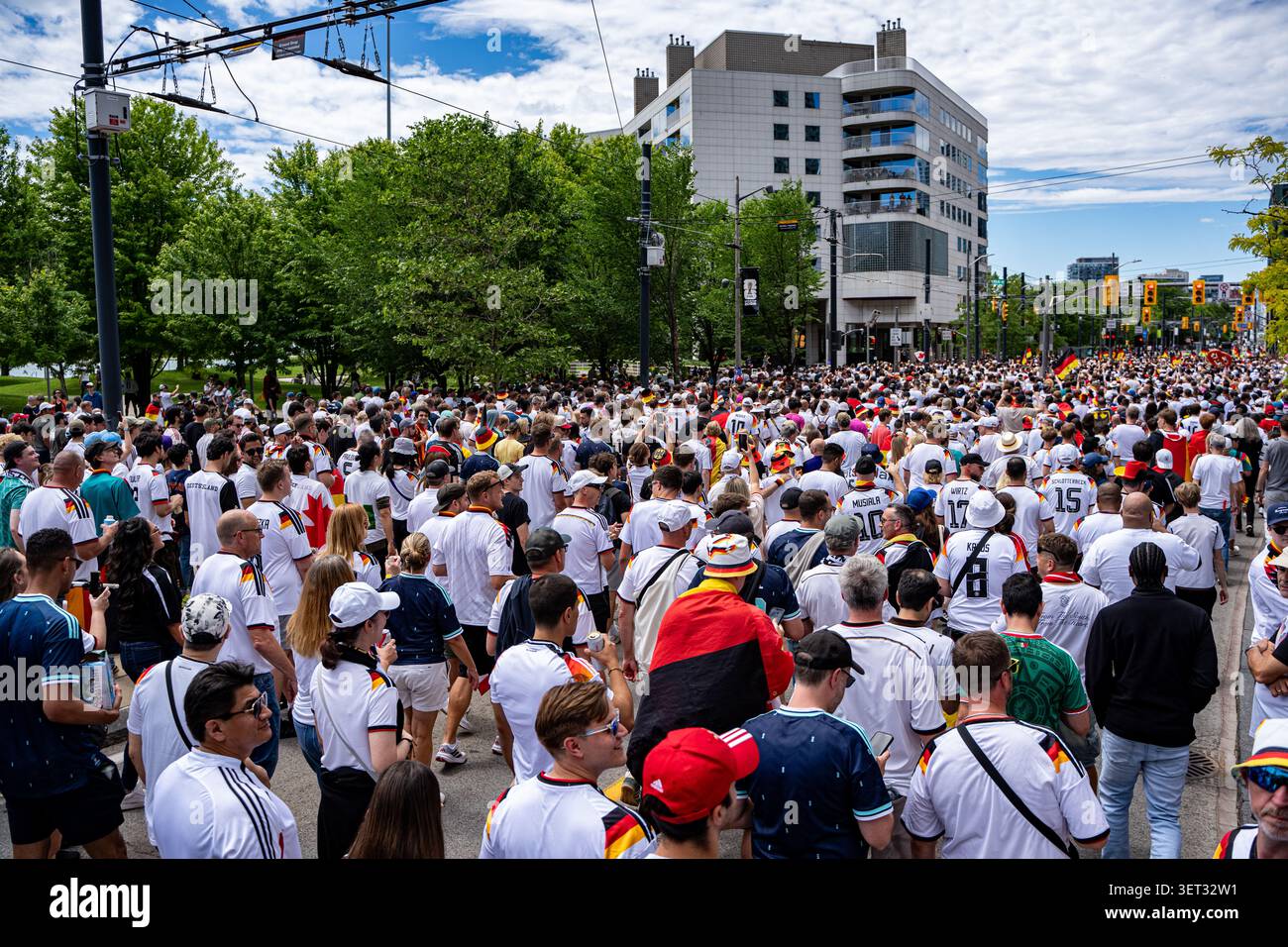 Eine riesige Menge von Fans aus Deutschland während des Fanwanderns der Toronto World Cup 2026. Toronto, Kanada - 20. Juni 2026. Stockfoto