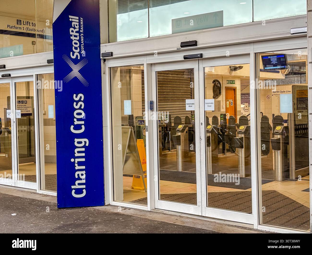 Eingang zum Bahnhof ScotRail Charing Cross, Glasgow, Schottland Stockfoto