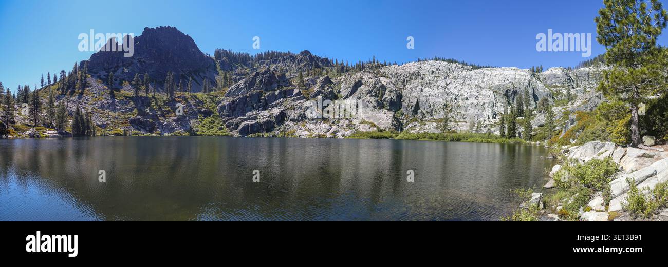BUCKS WILDNIS, KALIFORNIEN - 9. Juni 2026 - Gold Lake alpiner Teich in der High Sierra Nevada Bucks Wilderness Region. Stockfoto