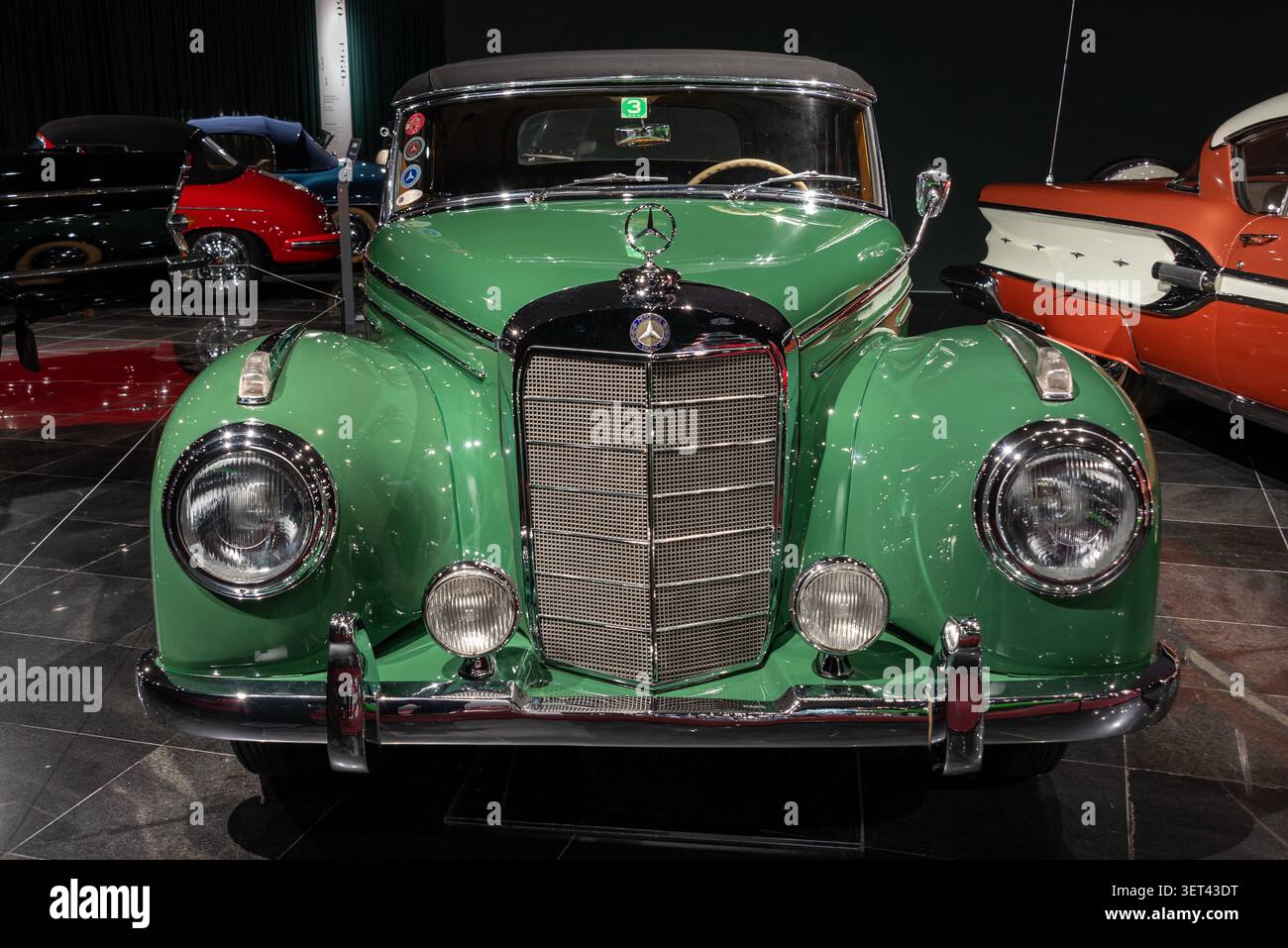 Mercedes-Benz 300S Roadster, hergestellt 1956 in Deutschland, ausgestellt im Samsung Fire & Marine Mobility Museum in Yongin, Südkorea Stockfoto