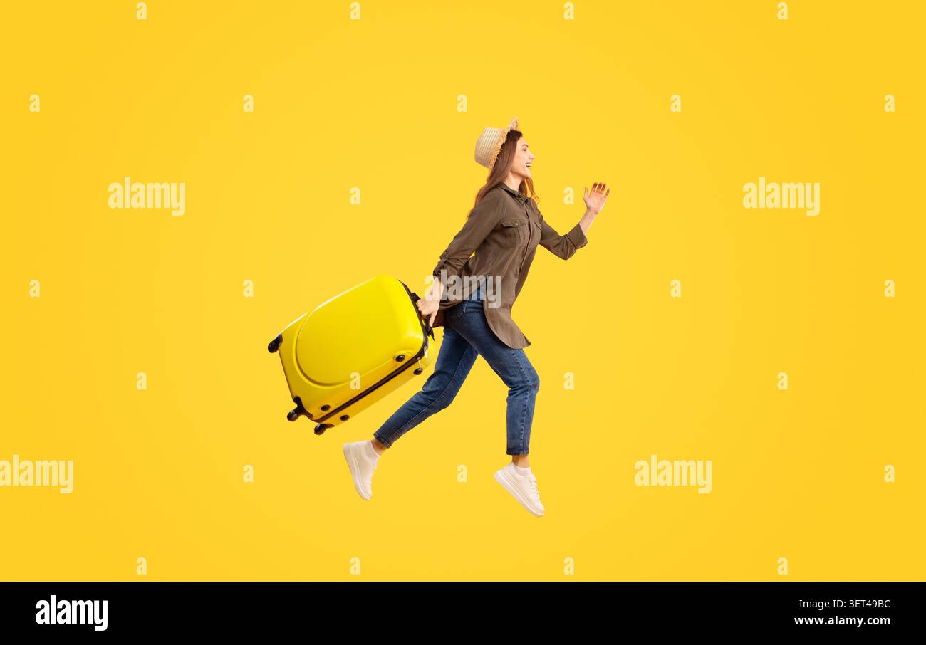 Frau, Die Mit Gelbem Koffer Auf Gelbem Hintergrund Läuft, Reisekonzept Stockfoto
