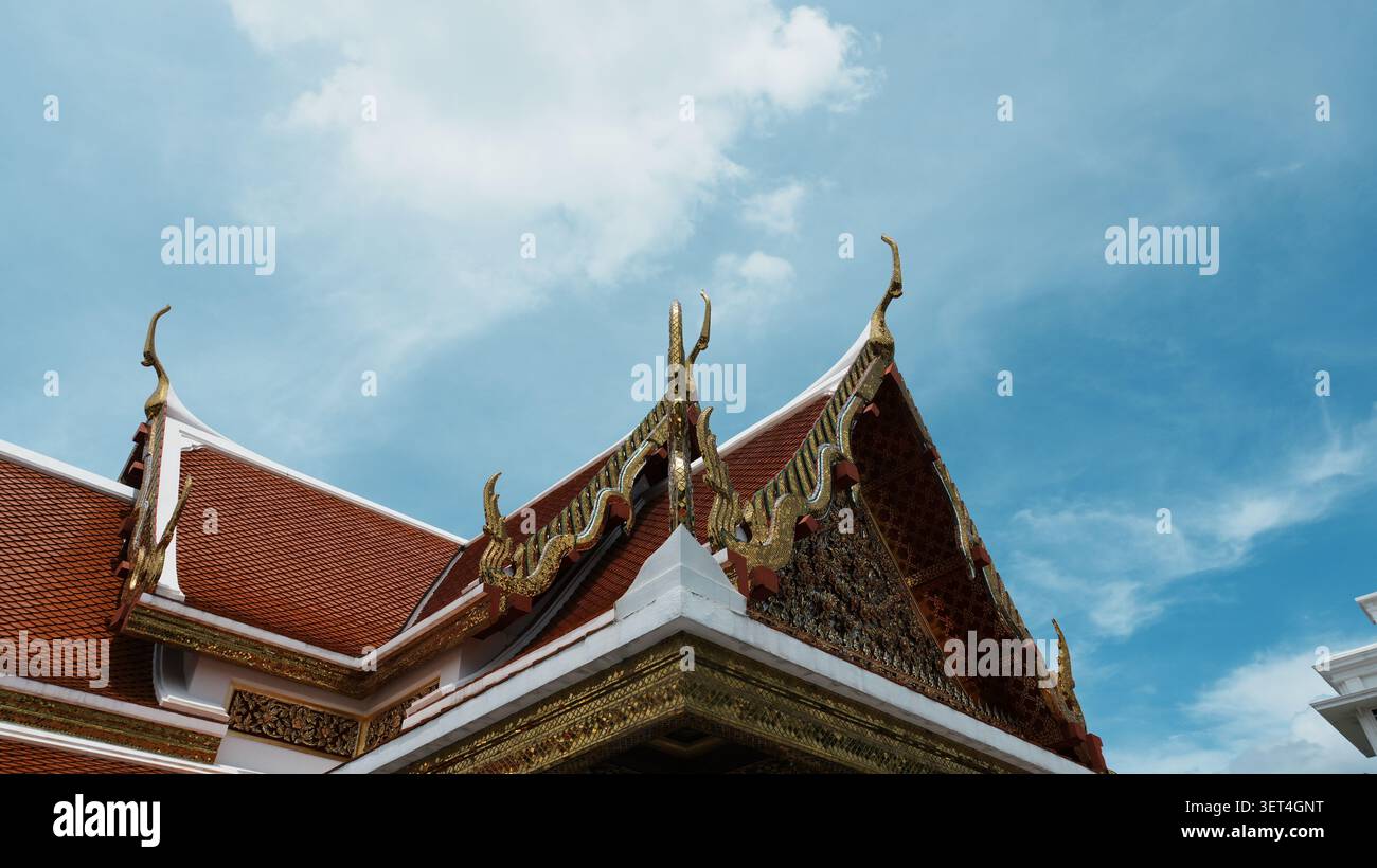 Traditioneller Thailändischer Tempel Rotes Dach Mit Terrakotta-Fliesen Vor Klarem Hellen Blauen Himmel Stockfoto