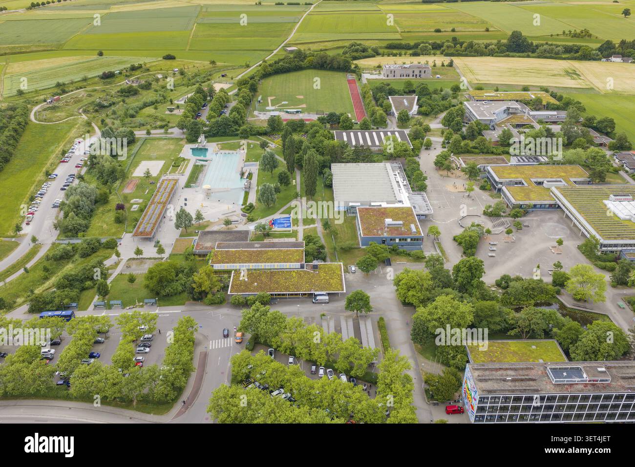 Großer Außenbereich mit Sportplatz, Freibad und Gebäuden in ländlicher Umgebung, Herrenberg, Boeblingen, Deutschland Stockfoto