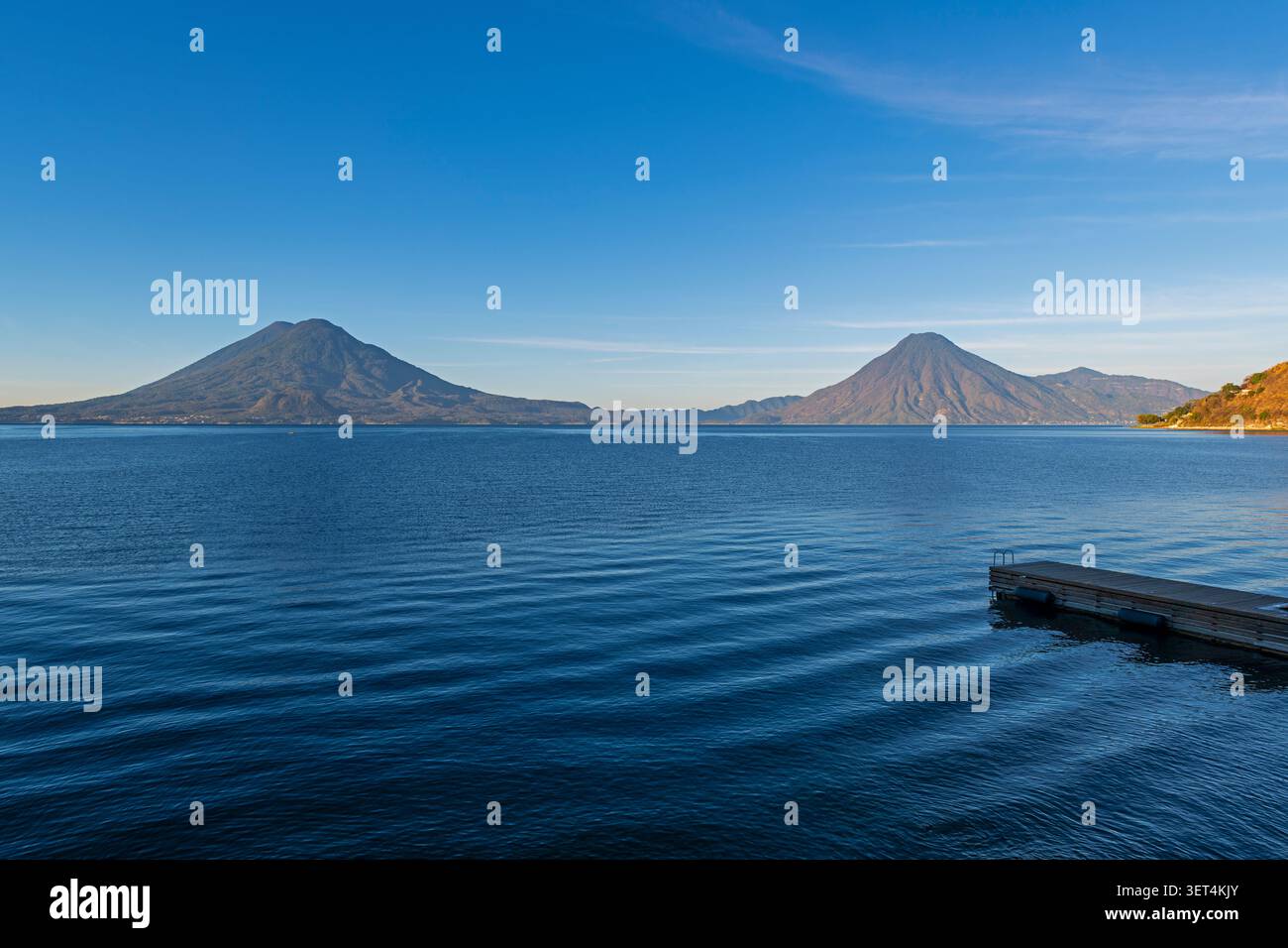 Atitlan See bei Sonnenaufgang mit San Pedro, Toliman und Atitlan Vulkan, Panajachel, Guatemala. Stockfoto