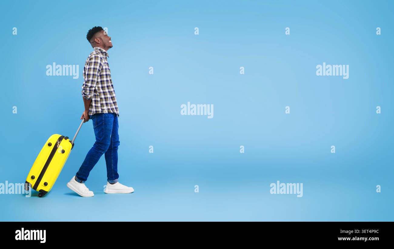 Happy Black Reisender Zieht Gelben Koffer, Reisekonzept Stockfoto