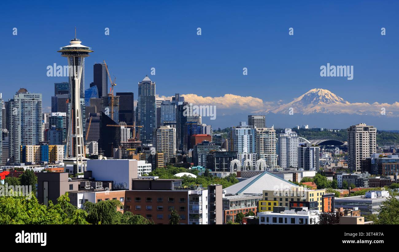 Seattle City mit Wolkenkratzern und dem fernen Mount Rainier unter klarem blauem Himmel Stockfoto