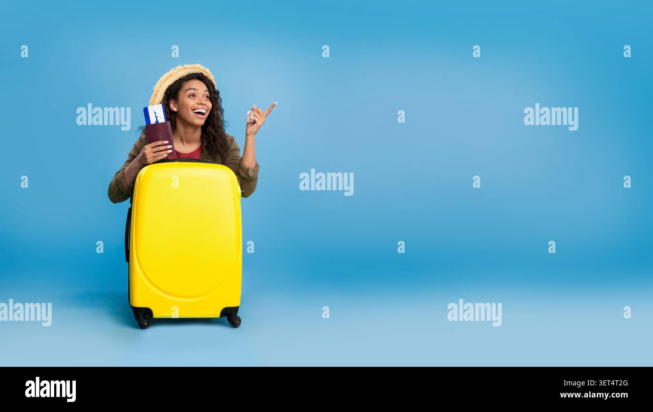 Glückliche Afroamerikanerin, Die Mit Gelbem Koffer Reist, Pass Hält, Flughafenlage Stockfoto