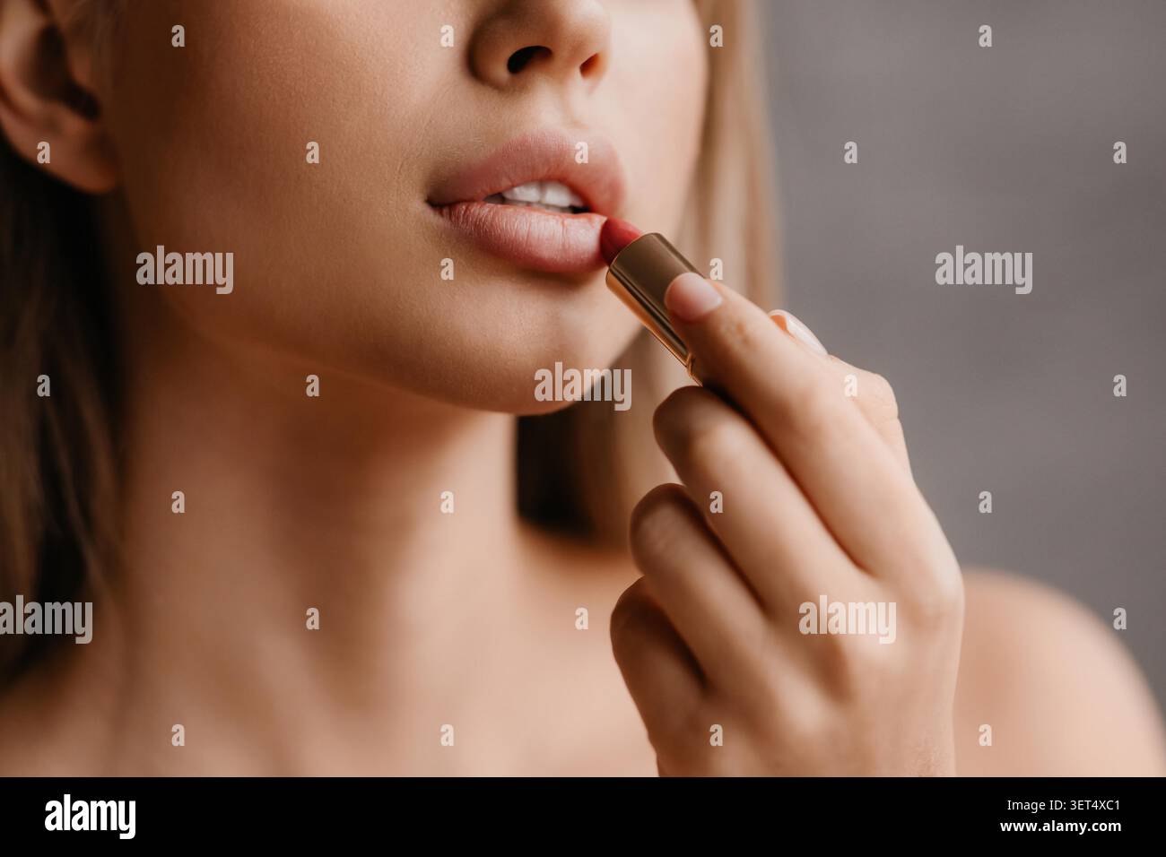 Junge Frau, Die Roten Lippenstift Auf Die Lippen Aufträgt, Schönheit Nahaufnahme, Make-Up-Routine Stockfoto