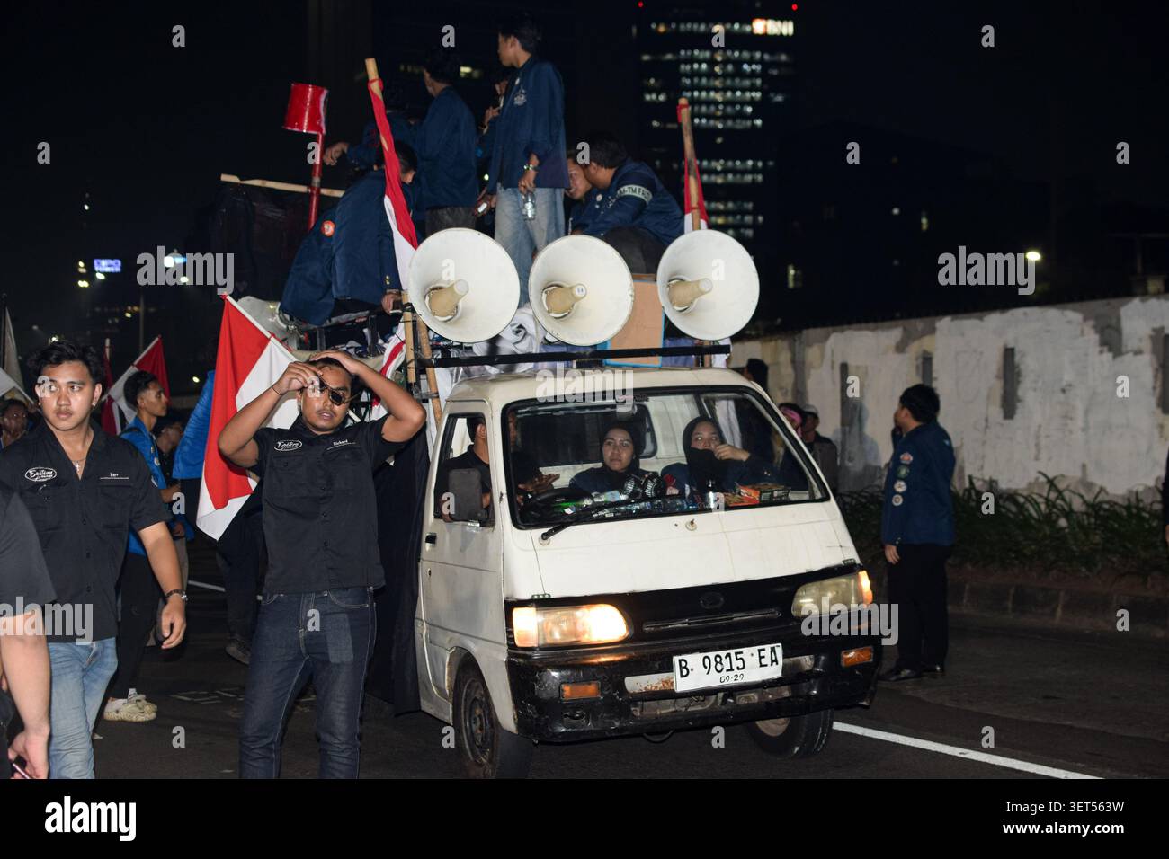 Studenten der Trisakti-Universität zerstreuen sich nach einer Demonstration im Repräsentantenhaus der Republik Indonesien (DPR RI). Stockfoto