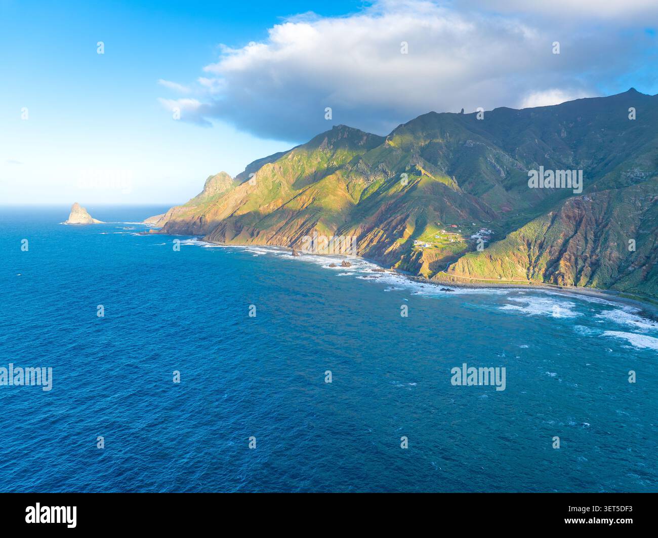 Aus der Vogelperspektive der Anaga Berge, beleuchtet durch Sonnenlicht am späten Nachmittag an der Nordküste Teneriffas, Kanarischen Inseln, Spanien Stockfoto
