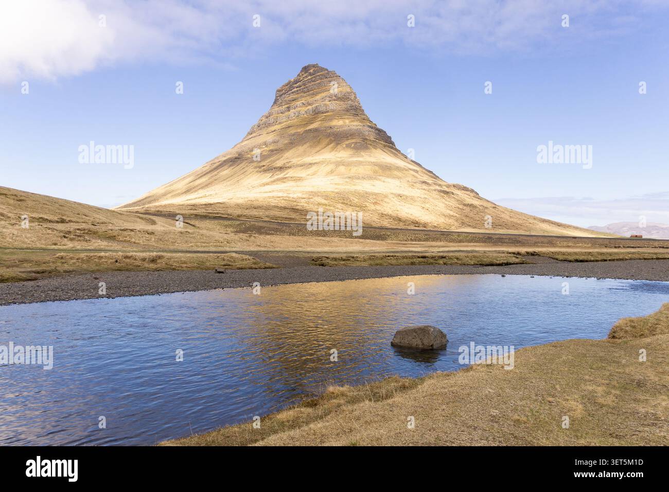 Der Kirkjufell, ein erloschener Vulkan auf der Halbinsel Snæfellsnes im Westen Islands. Stockfoto