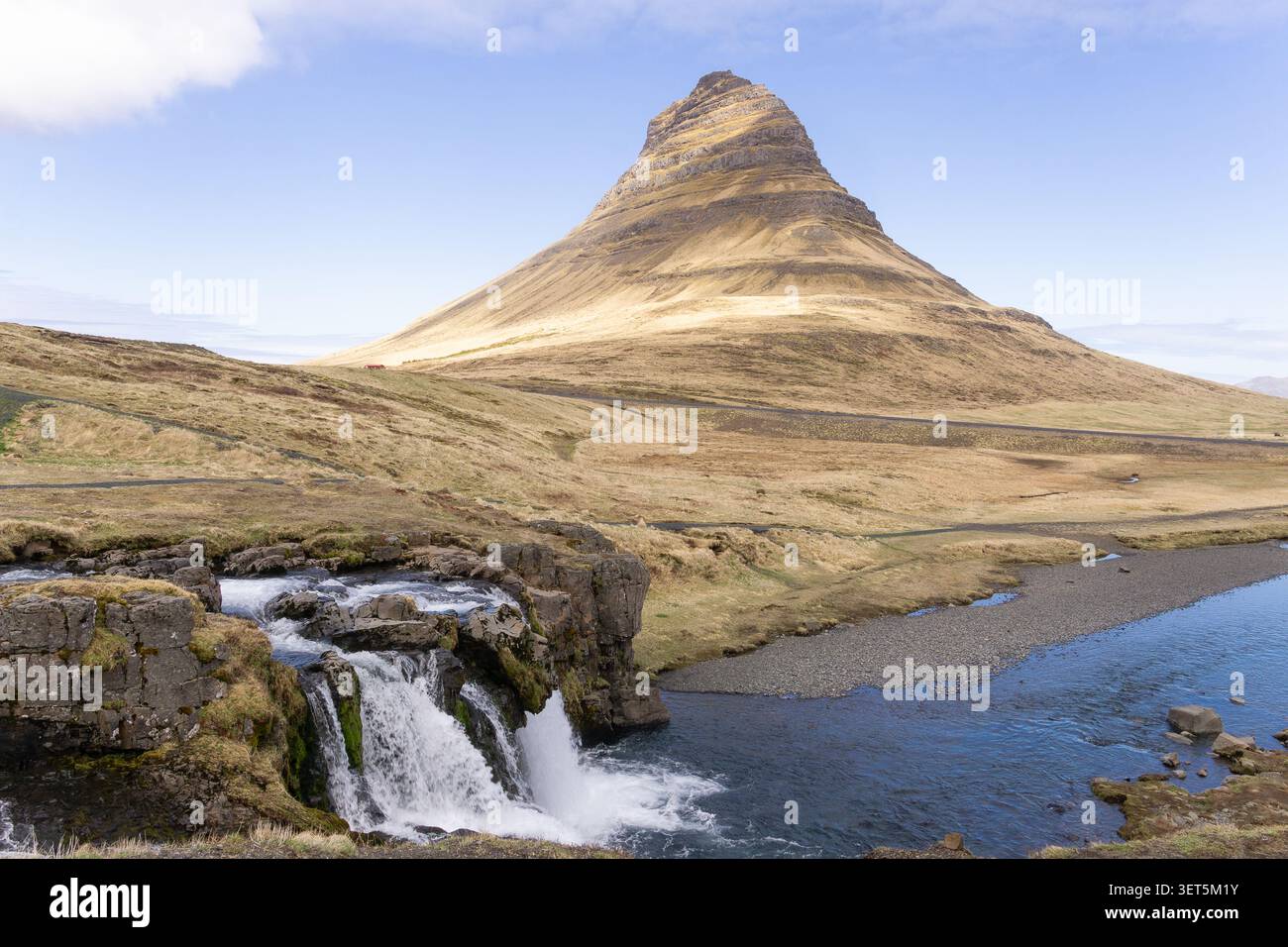 Der Kirkjufell, ein erloschener Vulkan auf der Halbinsel Snæfellsnes im Westen Islands. Stockfoto