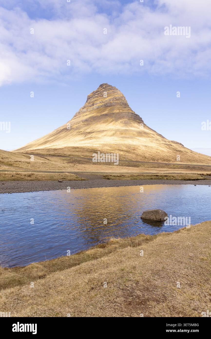 Der Kirkjufell, ein erloschener Vulkan auf der Halbinsel Snæfellsnes im Westen Islands. Stockfoto