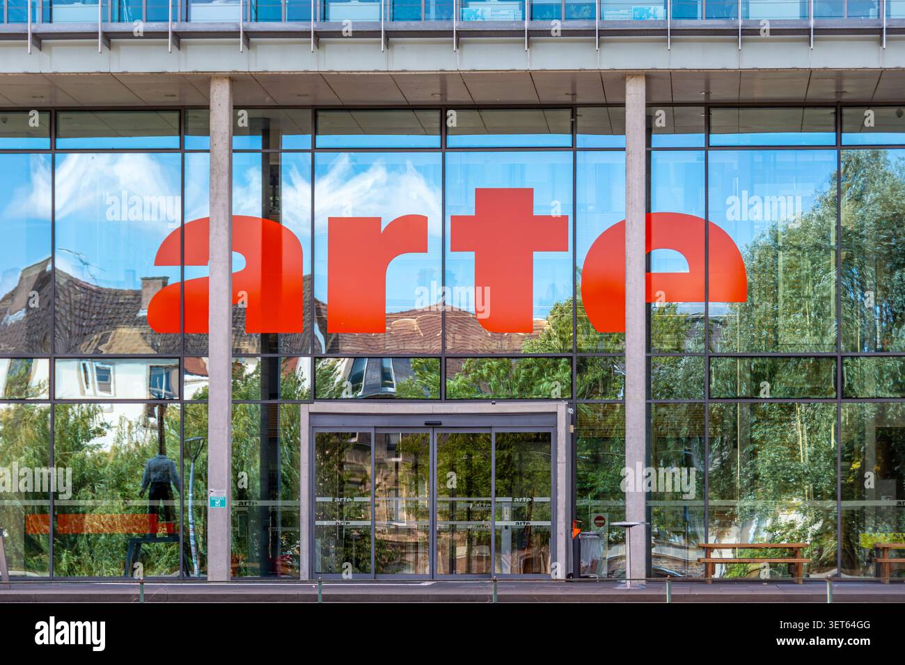 Schild und Logo am Hauptsitz von Arte, Straßburg, Frankreich. Arte ist ein französisch-deutscher europäischer öffentlich-rechtlicher Fernsehsender, der sich der Kultur widmet Stockfoto