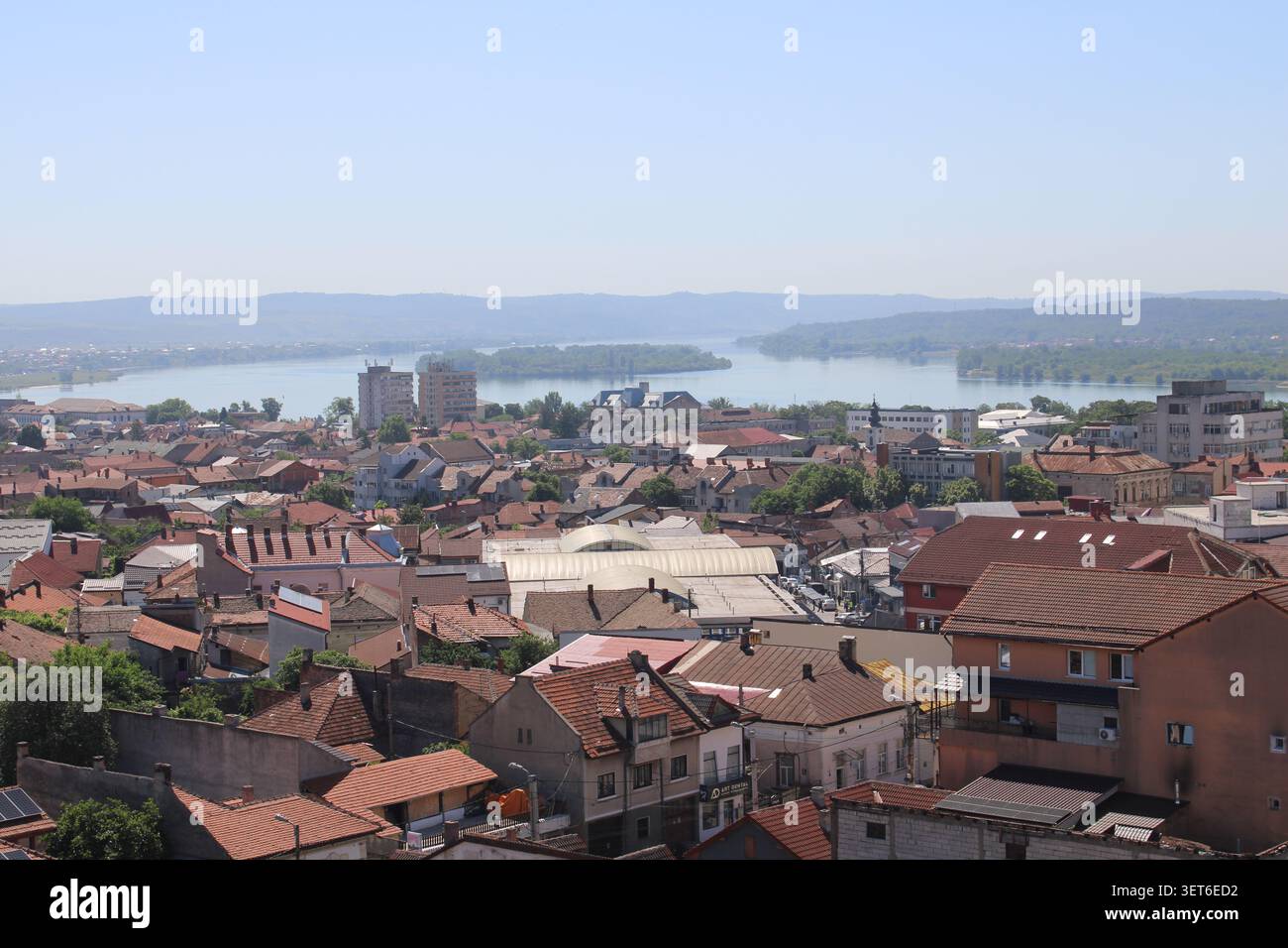 Blick auf die Stadt Drobeta-Turnu Severin, Rumänien, von oben. Die Stadt liegt an der Donau, die hier der Grenzfluss zwischen Rumänien und Serbien ist Stockfoto