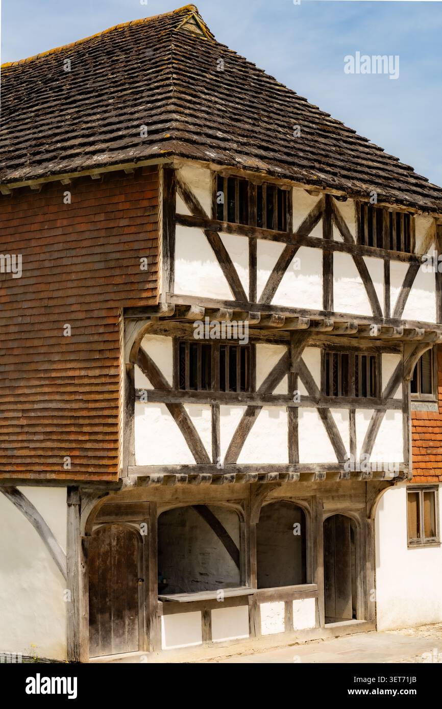 Altes Geschäft. Mittelalterliches Geschäft aus dem 16. Jahrhundert, gerettet aus Horsham, Weald & Downland Living Museum, Chichester, UK Stockfoto