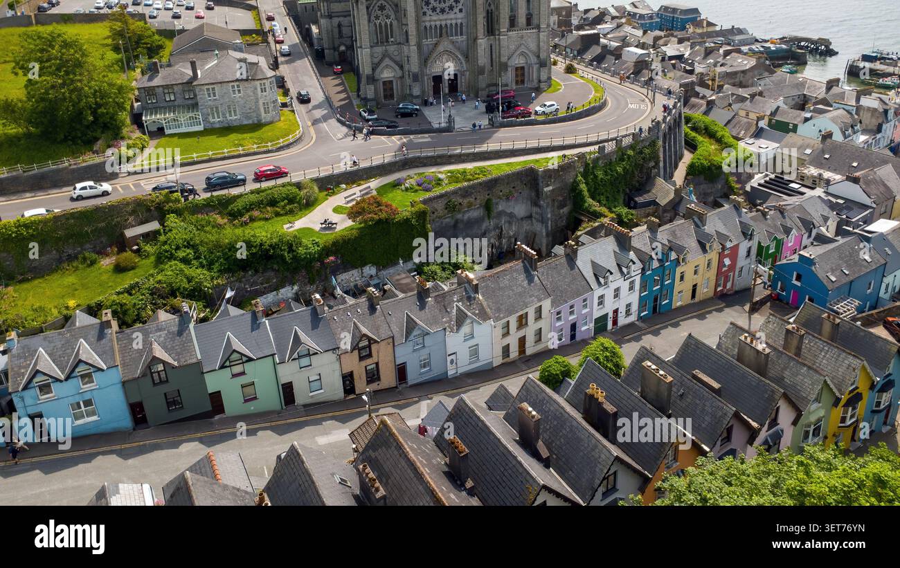 Von oben sieht die berühmte Cobh-Straße „Deck of Cards“ wie ein helles Band aus, das den Hang hinunter in Richtung des Hafens verläuft. Die Höhe der Drohne dreht den Stockfoto