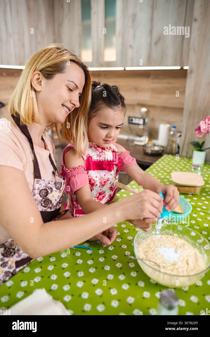 Backfreude, die Mutter und Tochter teilen Stockfoto