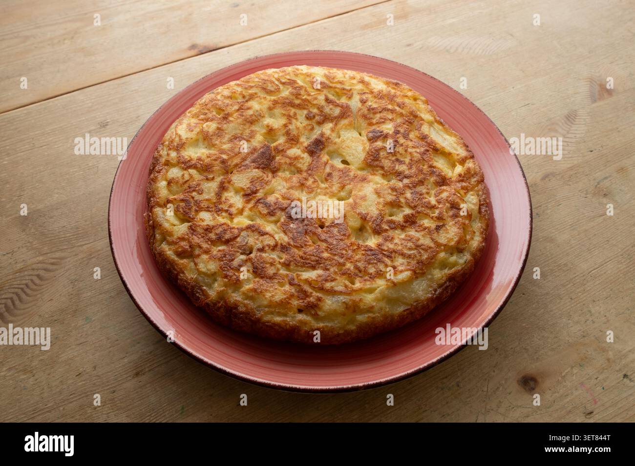 Spanisches Omelette in rotem Gericht. Stockfoto