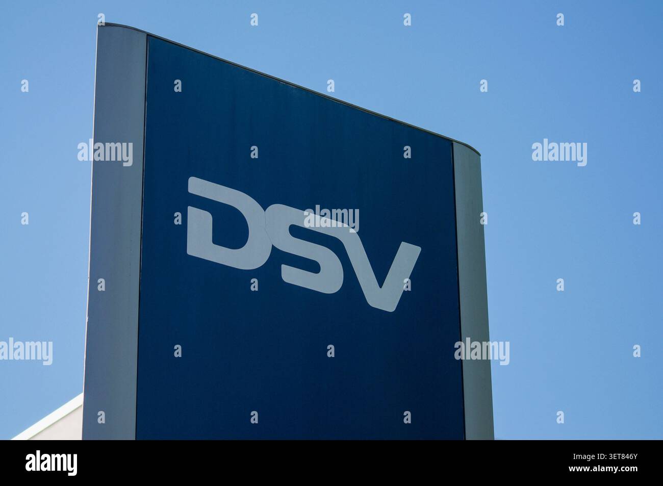 Balerna, Tessin, Schweiz - 17. Juni 2026: Ansicht des DSV-Firmenlogos auf einer Tafel an der Außenfassade des Gebäudes Stockfoto