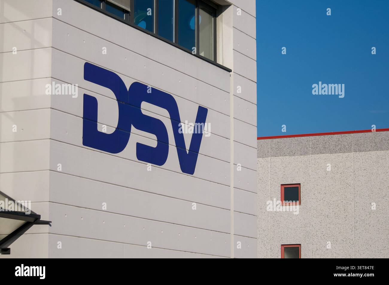 Balerna, Tessin, Schweiz - 17. Juni 2026: Blick auf das DSV-Firmenlogoschild auf einer modernen Bürofassade. Ein konzeptionelles Bild mit Fokus auf den Glob Stockfoto