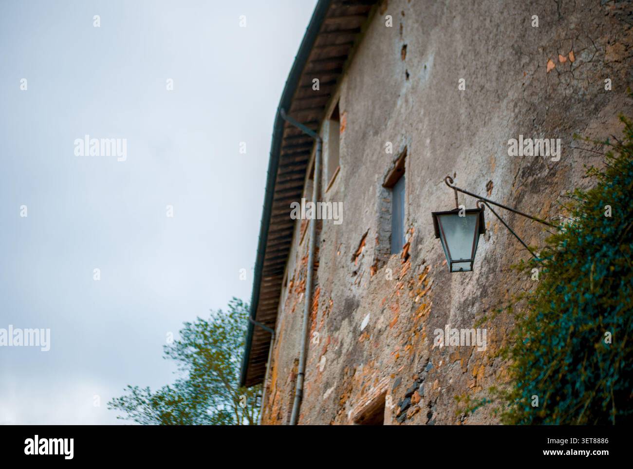 22-05-2023 Italien: Eisenwerk-Laterne an einer freiliegenden Ziegelwand Stockfoto