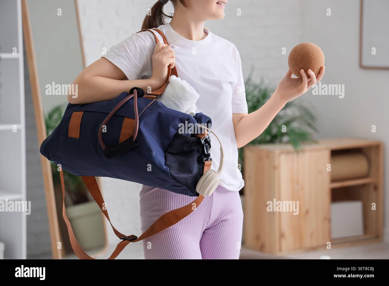 Junge Frau mit Turntasche und Massageball, Fitness- und Wellness-Lifestyle, Vorbereitung auf das Training Stockfoto