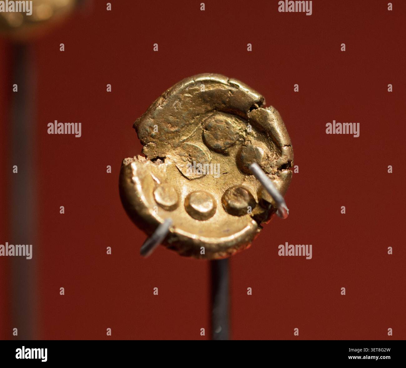 Keltischer Goldstater, bekannt als Regenbogenbecher, aus dem 2. Jahrhundert v. Chr. Mit Drehmomenten und kugelförmigen Motiven. In der Archäologischen Staatssa Stockfoto