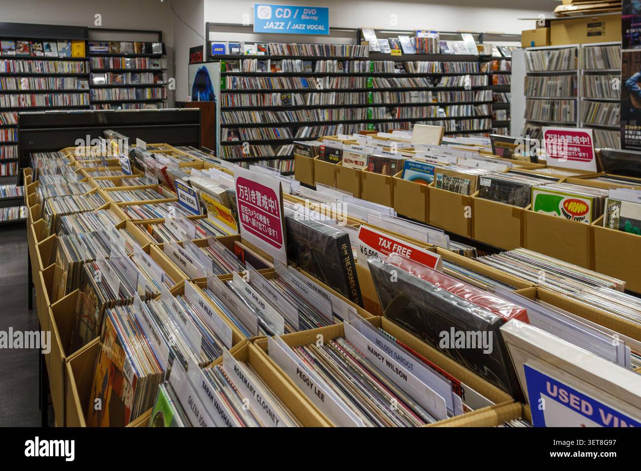 Vinylparadies – Tokios Vinylparadies. Ein stimmungsvoller Plattenladen im Herzen von Tokio. Eine riesige Auswahl an Musik: Jazz, Rock, Pop, Klassik und Stockfoto