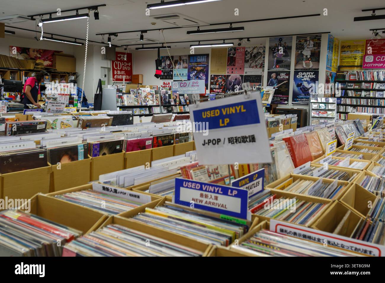 Vinylparadies – Tokios Vinylparadies. Ein stimmungsvoller Plattenladen im Herzen von Tokio. Eine riesige Auswahl an Musik: Jazz, Rock, Pop, Klassik und Stockfoto