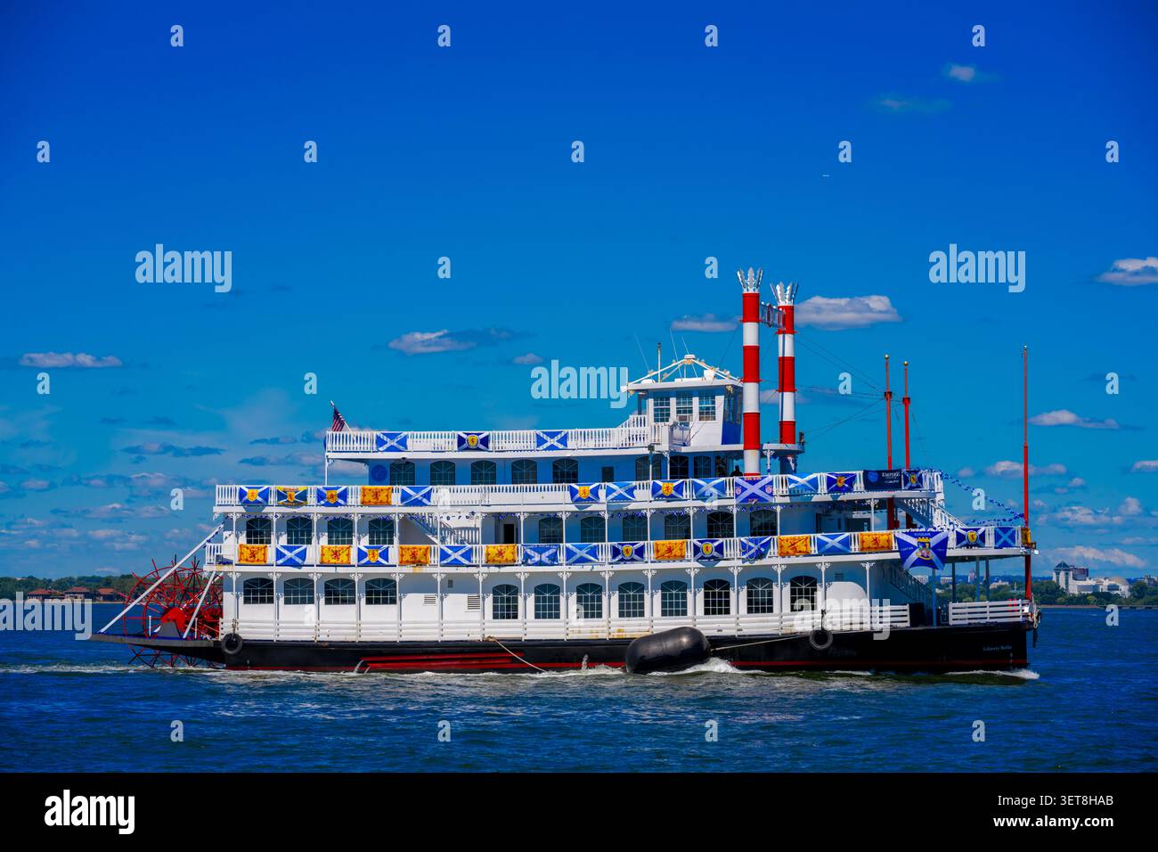 New York, NY, USA – 16. Juni 2026: Empire Cruise Ship New York Stockfoto