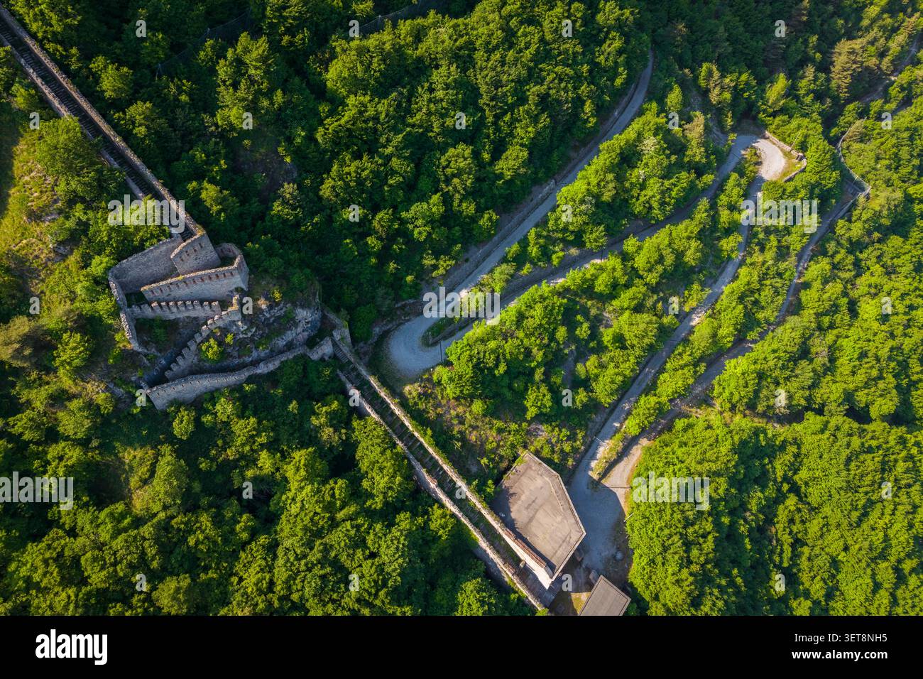 Aus der Vogelperspektive auf die alte Festung Rocca d'ANFO, die den Idro-See dominiert. ANFO, Valle Sabbia, Brescia District, Lombardei, Italien, Europa. Stockfoto