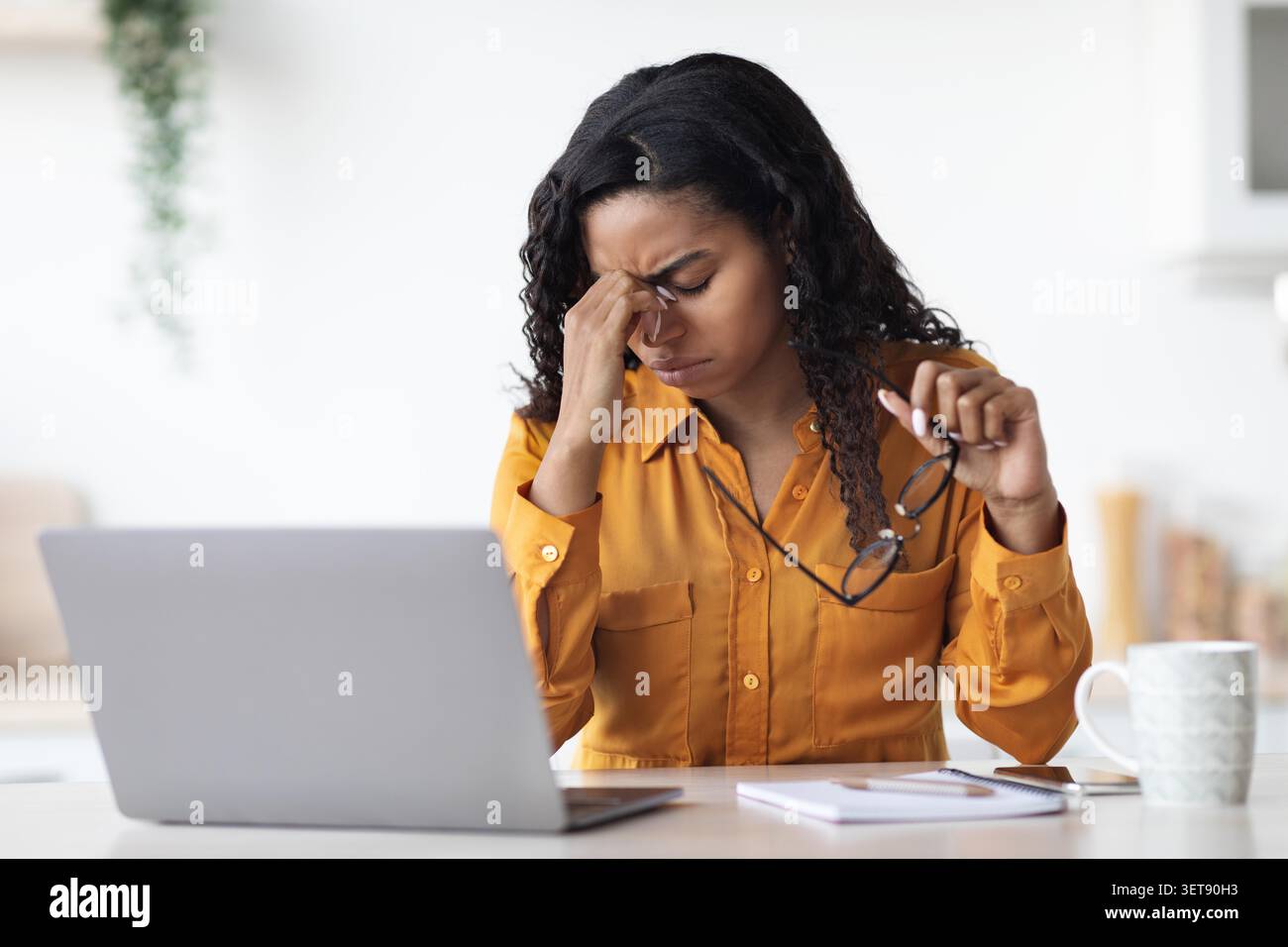Besorgte Junge Schwarze Frau, Die Im Home Office An Laptop Arbeitet Und Stress Erlebt Stockfoto