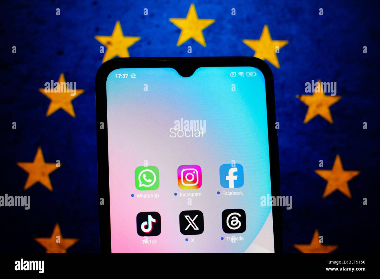 In dieser Foto-Illustration werden die WhatsApp, Instagram, Facebook, TikTok, x (Twitter) und Threads Apps Logos werden auf einem Smartphone-Bildschirm und angezeigt Stockfoto
