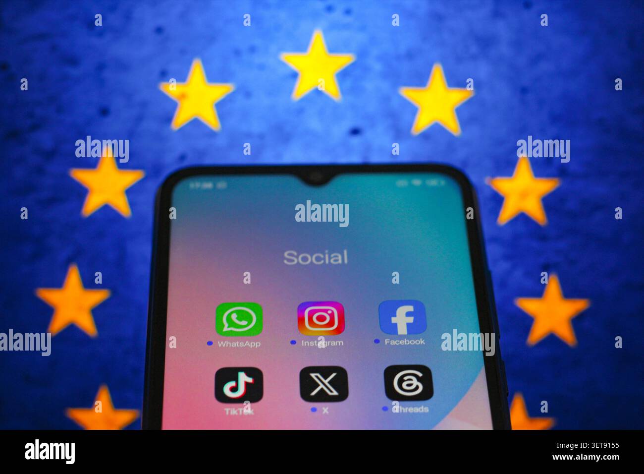 In dieser Foto-Illustration werden die WhatsApp, Instagram, Facebook, TikTok, x (Twitter) und Threads Apps Logos werden auf einem Smartphone-Bildschirm und angezeigt Stockfoto