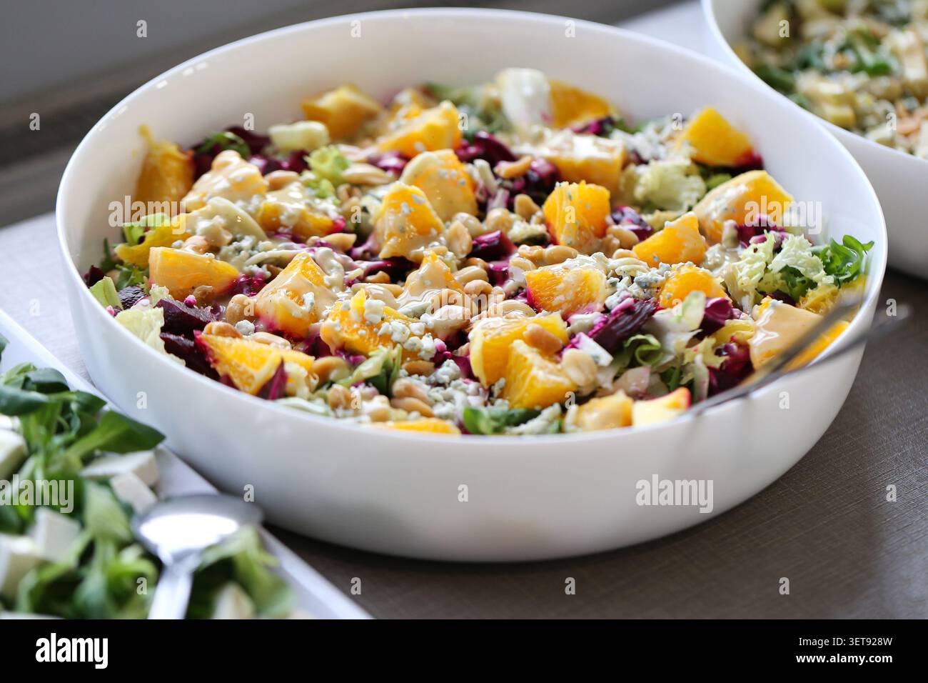 Frischer Gemüse- und Obstsalat in einer Schüssel serviert. Gesunde Sommer Mahlzeit Hintergrund Förderung ausgewogener Ernährung leichte Ernährung und Wellness Lebensstil. Stockfoto