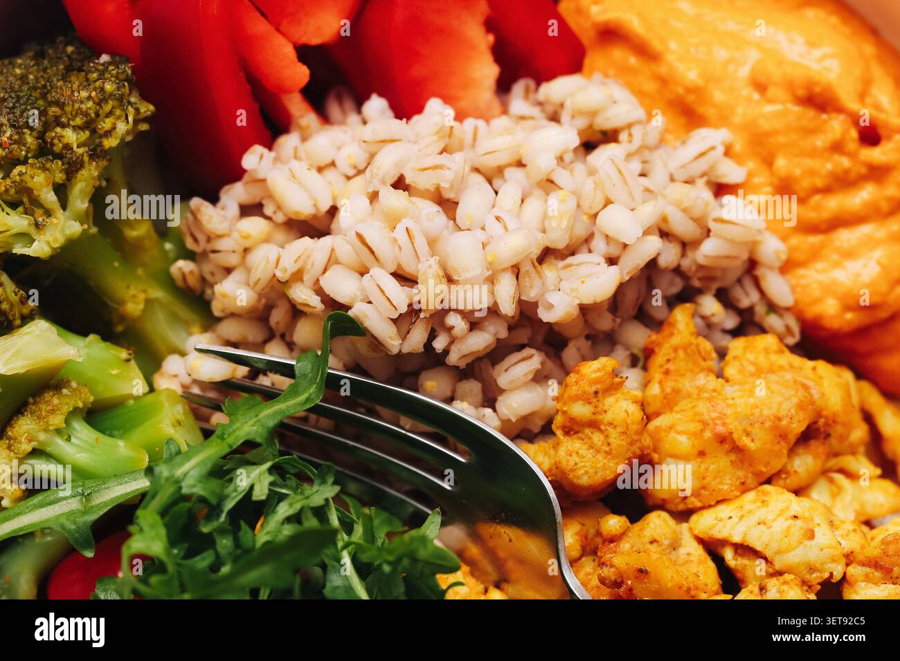 Gesunde Mahlzeit mit Bulgur-Gemüse und gegrilltem Huhn. Ausgewogener Ernährungshintergrund für gesunde Ernährung Ernährung und Wellness-Lebensstil. Stockfoto