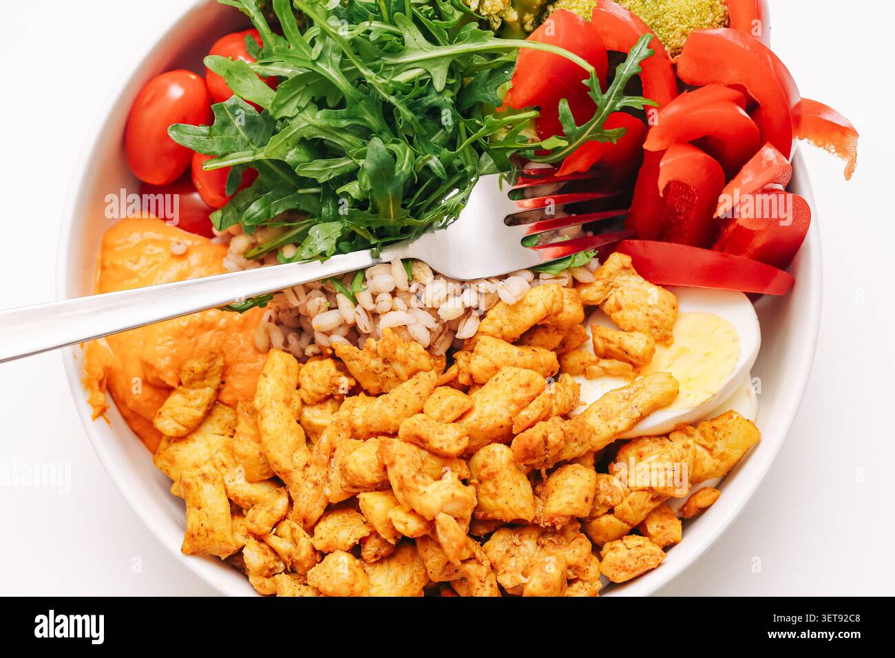 Gesunde Mahlzeit mit Bulgur-Gemüse und gegrilltem Huhn. Ausgewogener Ernährungshintergrund für gesunde Ernährung Ernährung und Wellness-Lebensstil. Stockfoto